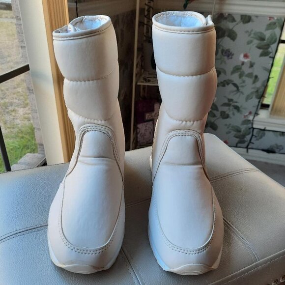 Cream Winter Snow Boots with Ice Cleats Size 8 NEW - Picture 1 of 11